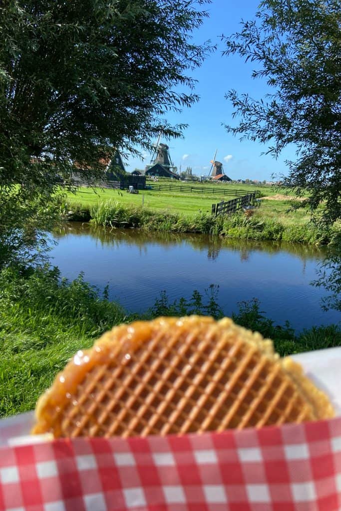 Ich habe einen warmen und leckeren Stroopwafel in Zaanse Schans auf meiner Tour mit Go City genossen.