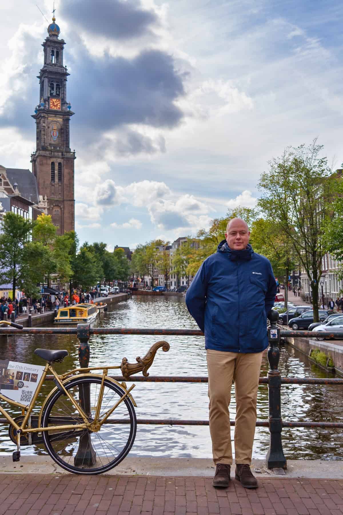 Gerrit auf einer Brücke vor der Westertoren in Amsterdam.