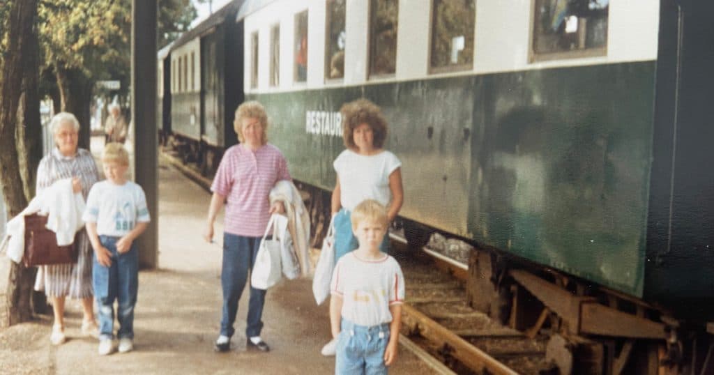 Über Amsterdam Dicas: Meine Oma hat mich inspiriert, diese Seite zu erstellen. Von links nach rechts: meine Oma, ich, meine Tante, meine Mutter und mein Bruder.