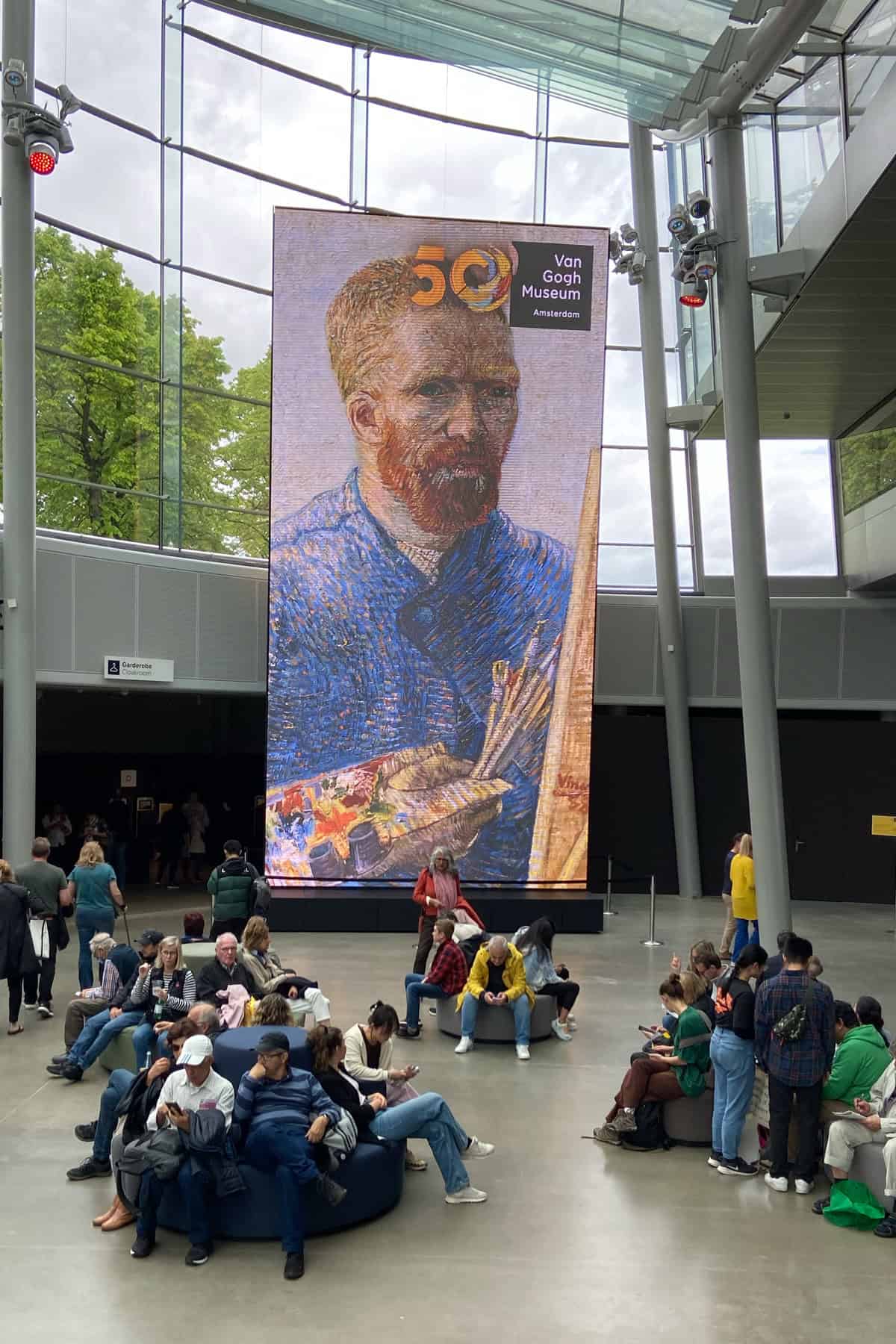 Innenraum des Vincent van Gogh Museums.