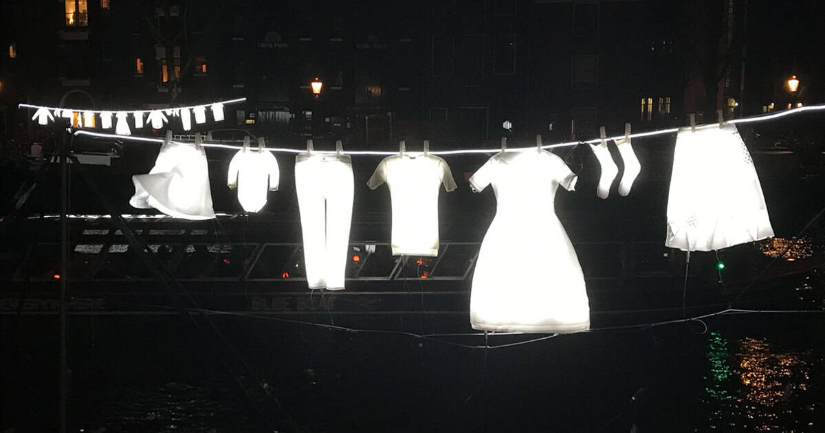 Eine Installation beim Amsterdam Light Festival. Eine der schönsten Grachtenfahrten in Amsterdam, wenn du zur richtigen Zeit in der Stadt bist.